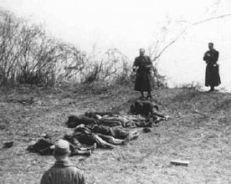 Miembros del partido la Cruz Flechada ejecutan judíos en las orillas del río Danubio. Budapest, Hungría, 1944.