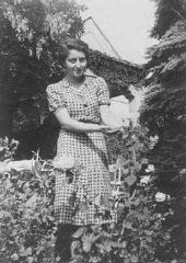 Hannah Szenes, dans le jardin de sa maison à Budapest avant son départ pour la Palestine, où elle devint parachutiste pour des missions de sauvetage. Budapest, Hongrie, avant 1939.