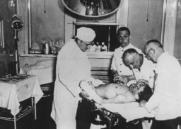 Des personnels médicaux font des expériences sur un détenu dans le camp de concentration de Buchenwald.