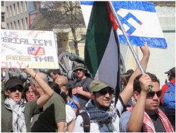 Un gruppo di dimostranti fotografati durante una manifestazione anti-Israele.