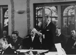 El delegado de Estados Unidos Myron Taylor pronuncia un discurso en la Conferencia de Evian sobre los refugiados judíos de la Alemania nazi. Evian-les-Bains, Francia, 15 de julio de 1938.