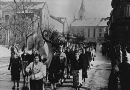 Défilé de jeunes femmes autrichiennes, membres du mouvement de jeunesse nazi la Ligue des jeunes-filles allemandes (Bund Deutscher Mädel). Graz, Autriche, 20 février 1938.