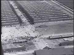 Το στρατόπεδο συγκέντρωσης Νταχάου, βορειοδυτικά του Μονάχου στη Γερμανία, ήταν το πρώτο οργανωμένο στρατόπεδο συγκέντρωσης που ίδρυσαν οι Ναζί το 1933. Δώδεκα περίπου χρόνια αργότερα, στις 29 Απριλίου 1945, οι ένοπλες δυνάμεις των ΗΠΑ απελευθέρωσαν το στρατόπεδο. Υπήρχαν περίπου 30.000 κρατούμενοι που λιμοκτονούσαν στο στρατόπεδο εκείνη την εποχή.  Το απόσπασμα αυτό δείχνει μια εναέρια άποψη του στρατοπέδου και της πύλης εισόδου στο κτηριακό συγκρότημα των κρατουμένων.