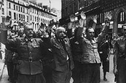 Oficiales alemanes se rinden en París. Francia, agosto de 1944.