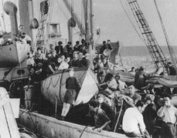 Réfugiés juifs à bord de l’“Atratto”, bateau de l’Aliyah Beit (immigration clandestine). Le bateau fut arraisonné par les Britanniques au large des côtes de Jaffa, Palestine, et escorté vers le port de Haïfa. 17 juillet 1939.