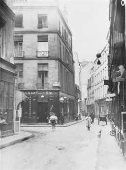Vue de la rue des Rosiers dans le quartier juif de Paris, avant la Seconde Guerre mondiale.