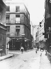 Vista de la calle Rosiers en el barrio judío de París, antes de la Segunda Guerra Mundial. París, Francia, fecha incierta.
