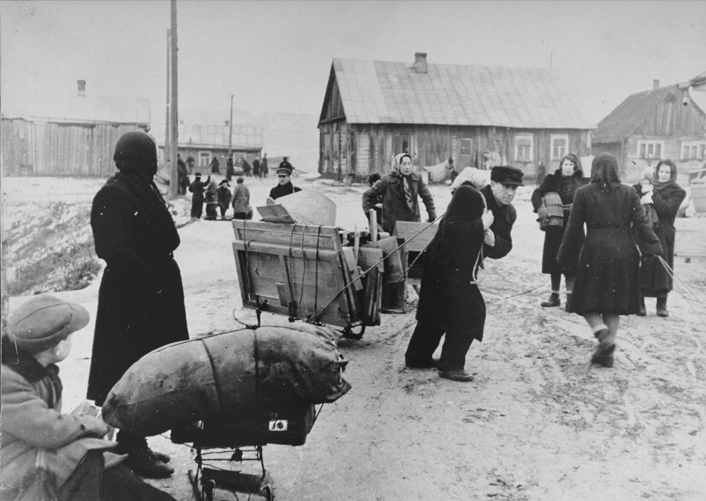 Jews move into the Kovno ghetto. Lithuania, ca. 1941-1942. [LCID: 81064]