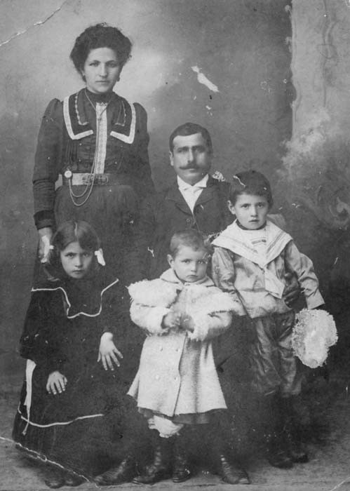 Portrait of an Armenian family in Ordu, Ottoman Empire. [LCID: 94395]