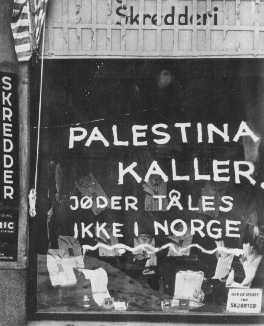 On a Jewish-owned shop, Norwegian fascists painted the slogan: "Palestine is calling.