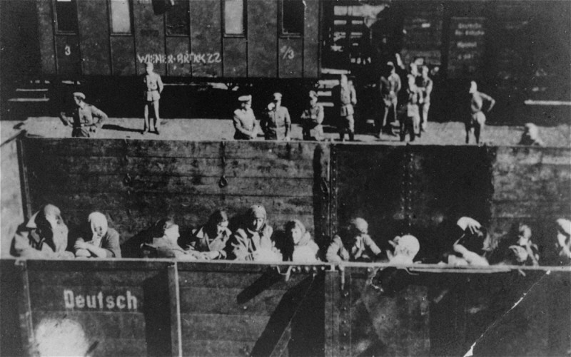 Deportation of Jewish women from the Warsaw ghetto. [LCID: 60566]