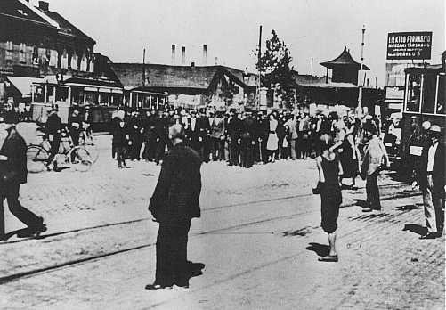 <p>Jewish residents of the Szeged ghetto assemble for deportation. Szeged, <a href="/narrative/6229">Hungary</a>, June 1944.</p>