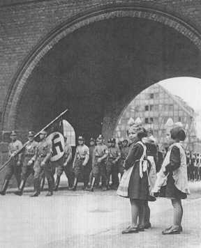Members of the SA enter Danzig in 1939. [LCID: 69000]