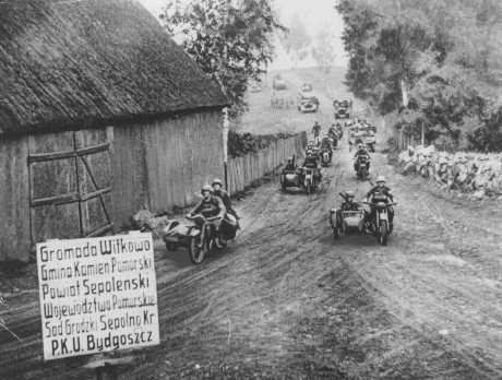 Invading German troops approach Bydgoszcz. Poland, September 18, 1939. [LCID: 70010]