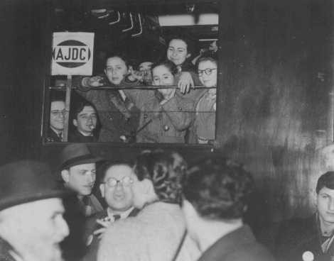 <p>More than 150 Jewish displaced persons, helped by the American Jewish Joint Distribution Committee, leave Paris for South America. Paris, France, 1948.</p>