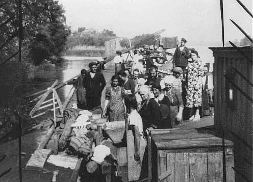 <p>Stateless European Jews, expelled from their homes, live on a barge on the Danube River. Rajka, Czechoslovakia, July 14, 1938.</p>