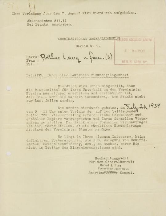 A notice sent by the American Consulate General in Berlin to Arthur Lewy and family, instructing them to report to the consulate on July 26, 1939, with all the required documents, in order to receive their American visas.
German Jews attempting to immigrate to the United States in the late 1930s faced overwhelming bureaucratic hurdles. It was difficult to get the necessary papers to leave Germany, and US immigration visas were difficult to obtain. The process could take years.