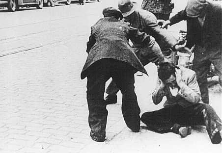 Des civils ukrainiens frappent un Juif au cours d’un pogrom à Lvov. [LCID: 69736]