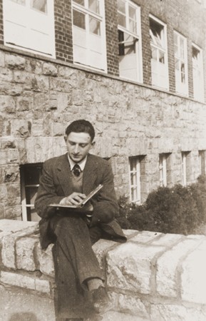 Gerd Zwienicki studies outside the Wuerzburg Jewish teachers seminary shortly before it was closed down on Kristallnacht. [LCID: 89996]