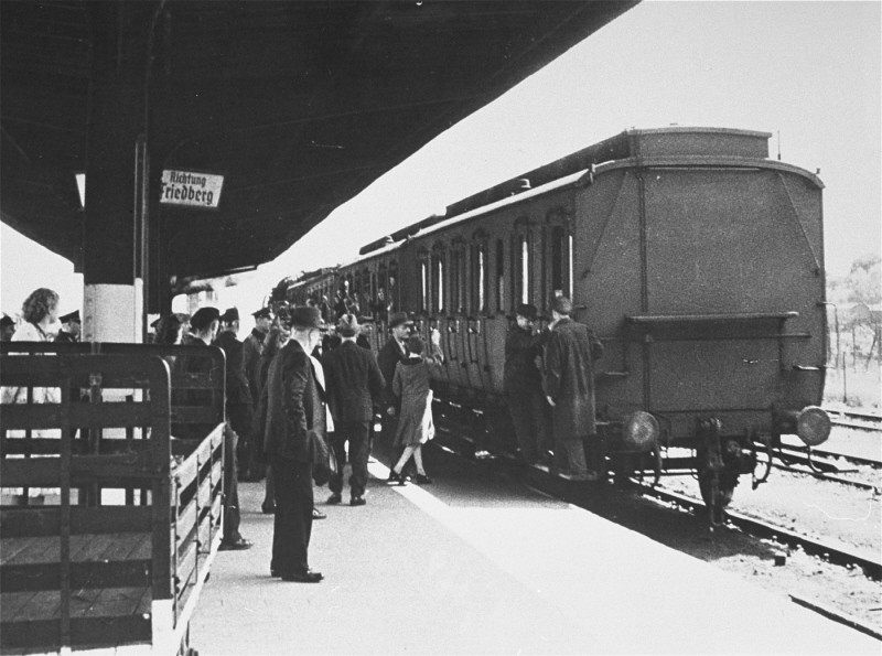 Deportation of German Jews from Hanau to Theresienstadt. [LCID: 5139]