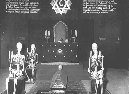 An antisemitic and anti-Masonic display at the exhibition "Der ewige Jude" (The Eternal Jew), which sought to establish a connection ... [LCID: 66060]