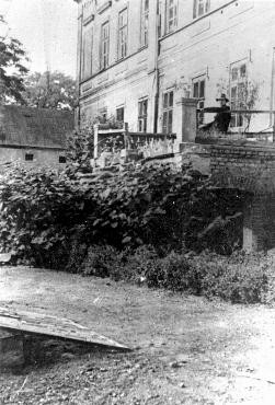 View of the manor house in Chelmno that became the site of the Chelmno killing center. [LCID: 43097]