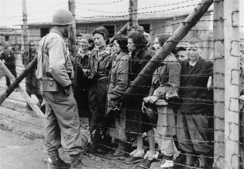 An American soldier and liberated prisoners of the Mauthausen concentration camp.