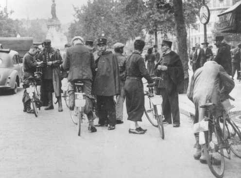 French police round up Jews. Paris, France, August 20, 1941. [LCID: 81034]