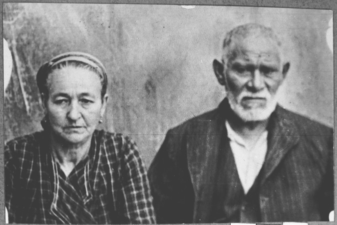 Portrait of David Kamchi, son of Masliach Kamchi, and his wife Sara. [LCID: 92555]