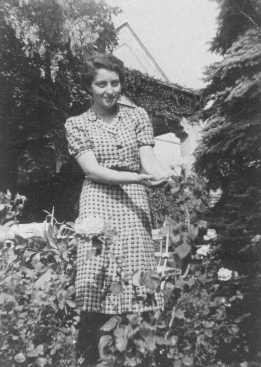Hannah Szenes, in the garden of her Budapest home before she moved to Palestine and became a parachutist for rescue missions. [LCID: 60123]