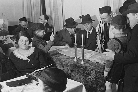 Members of Chug Ivri (Hebrew Club) of Berlin celebrate Purim. [LCID: 55363]