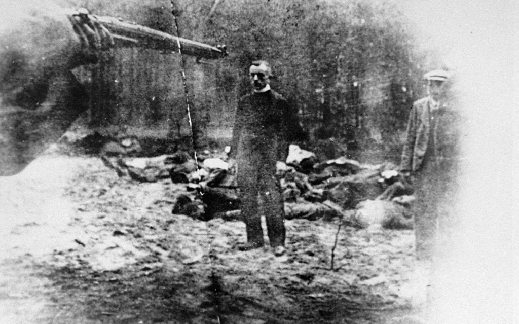 German soldiers execute Piotr Sosnowski, a priest from Tuchola. [LCID: 50840]