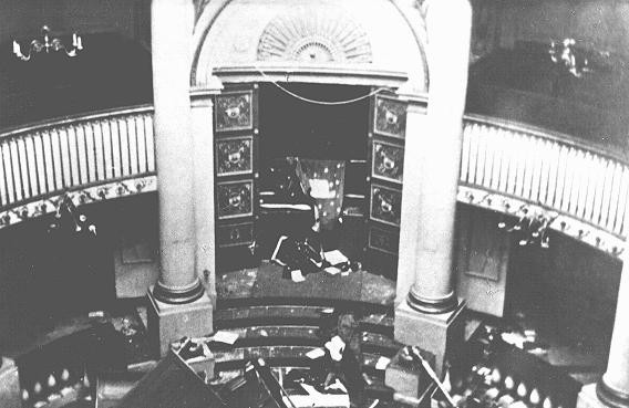 The holy ark in the sanctuary of the Seitenstetten Street synagogue, demolished during Kristallnacht (the "Night of Broken Glass"). [LCID: 4365b]