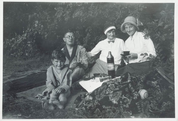 Fritz Glueckstein (left) on a picnic with his family in Berlin, Germany, 1932. [LCID: 58276]