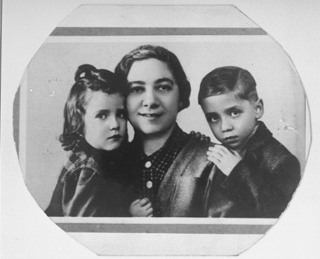 Portrait of Ita Guttman with her twin children Rene and Renate. [LCID: 10905]