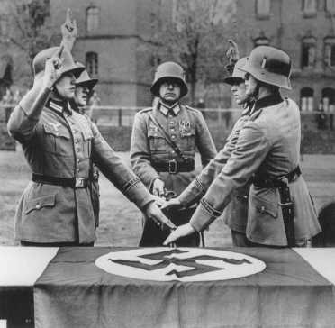 Members of a military unit swear allegiance to Hitler. [LCID: 79887]
