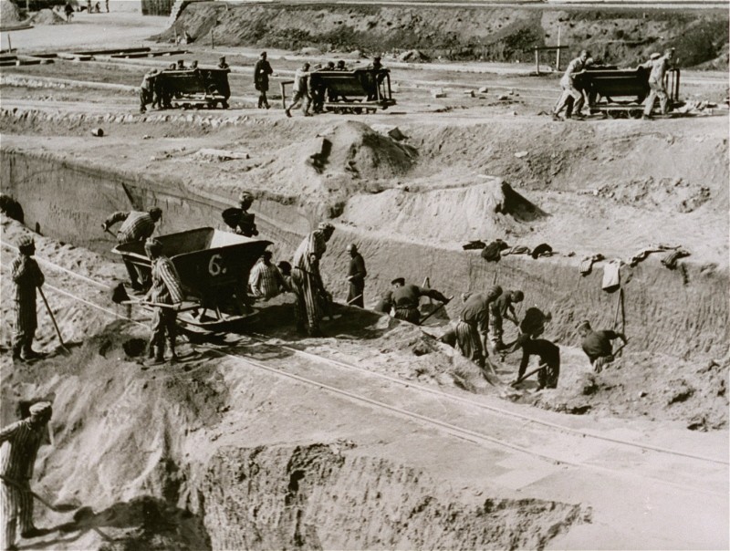 Forced labor in the quarry of the Mauthausen concentration camp. [LCID: 18229]