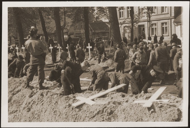 After the liberation of the Wöbbelin camp, US troops forced the townspeople of Ludwigslust to bury the bodies of prisoners killed ... [LCID: 09231]