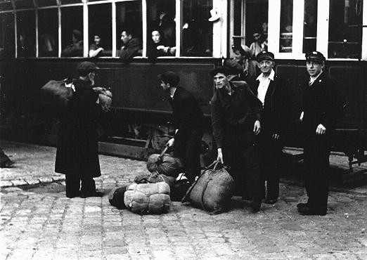  Arrival of Polish Jewish displaced persons in Vienna. [LCID: 04659]