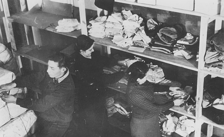 <p>An American Jewish Joint Distribution Committee (JDC) clothing supply center for refugees. Vilna, Lithuania, 1940.</p>