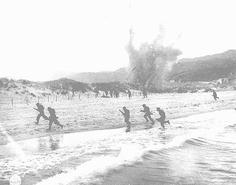 British troops land on the beaches of Normandy on D-Day, the beginning of the Allied invasion of France to establish a second front ... [LCID: 04733]