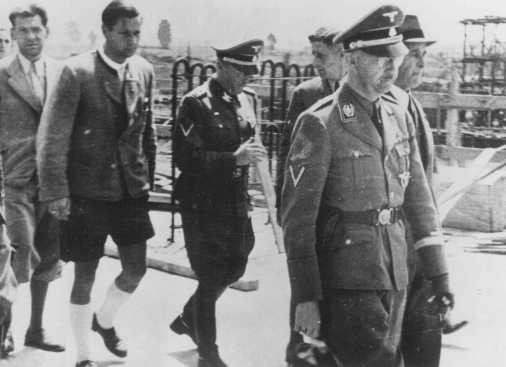 <p>SS chief <a href="/narrative/10813">Heinrich Himmler</a> (right) during a visit to the Auschwitz camp. Poland, July 18, 1942.</p>
