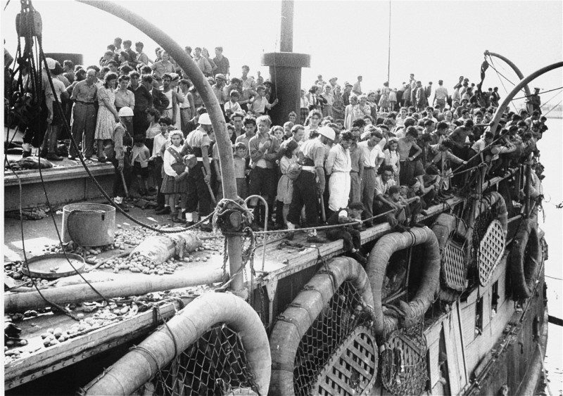 Passengers on the deck of the refugee ship "Exodus 1947" in Haifa. [LCID: 69105]