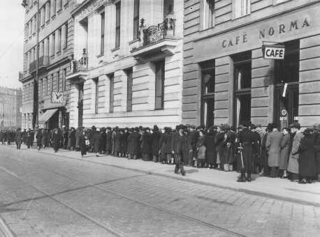 Jews wait at Polish Consulate for entrance visas to Poland after Germany's annexation of Austria. [LCID: 65614b]