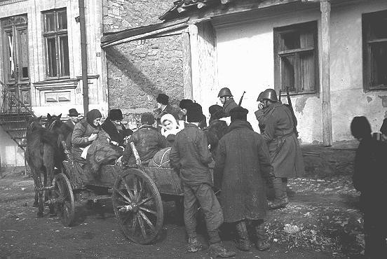 Romanian soldiers supervise the deportation of Jews from Kishinev.