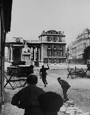 Men of the 2nd French Armored Division attack the Chamber of Deputies, one of the last German stongholds, during the battle to liberate ... [LCID: paris12]