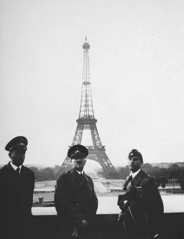 <p>أدولف هتلر ومهندسه المعماري الخاص، ألبرت سبير، في باريس بعد سقوط فرنسا بفترة وجيزة. باريس، فرنسا، 23 يونيو عام 1940.</p>