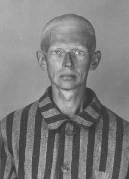  Identification picture of a prisoner, accused of homosexuality, who arrived at the Auschwitz camp on May 28, 1941. [LCID: 02529y]