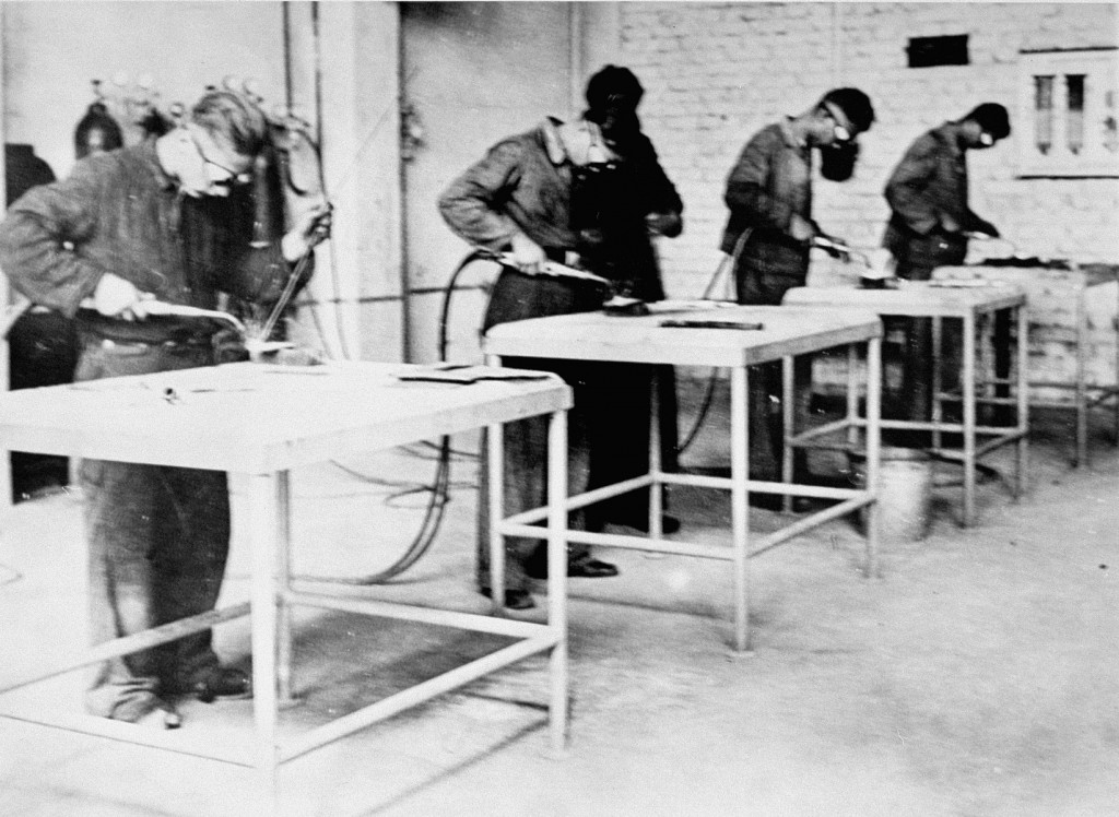Forced labor in a workshop in the Monowitz camp. [LCID: 78607]