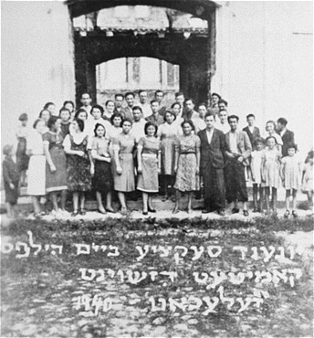 Portrait of a youth section of the aid committee maintained by the American Jewish Joint Distribution Committee throughout Poland ... [LCID: 49019]